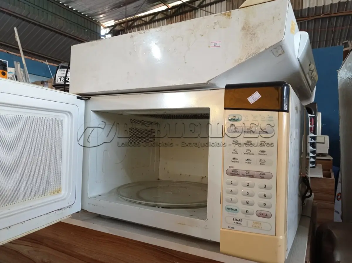LOTE 129 - 01 DEPURADOR DE AR E 02 MICRO-ONDAS MARCAS E MODELOS DIVERSOS. (NO ESTADO) ATENÇÃO! FAZER A VISITAÇÃO ANTES DE ARREMATAR, NÃO SABEMOS SE FUNCIONA. LEILÃO NÃO TEM GARANTIA E NEM DEVOLUÇÃO, SUJEITO A POSSÍVEIS AVARIAS VISÍVEIS/OCULTAS E/OU AUSÊNCIA DE COMPONENTES.