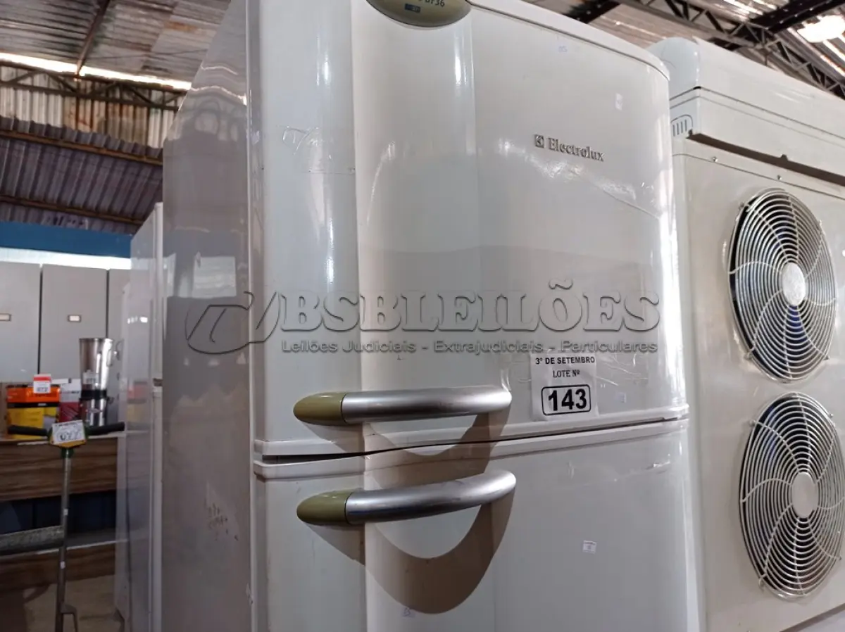 LOTE 143 - 01 GELADEIRA MARCA ELECTROLUX 220V. (NO ESTADO) ATENÇÃO! FAZER A VISITAÇÃO ANTES DE ARREMATAR, NÃO SABEMOS SE FUNCIONA. LEILÃO NÃO TEM GARANTIA E NEM DEVOLUÇÃO, SUJEITO A POSSÍVEIS AVARIAS VISÍVEIS/OCULTAS E/OU AUSÊNCIA DE COMPONENTES.
