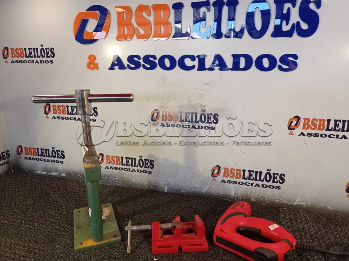 LOTE 028 - 01 GRAMPEADOR, 01 MORSA PEQUENA E 01 PRENSA. (NO ESTADO) ATENÇÃO! FAZER A VISITAÇÃO ANTES DE ARREMATAR, NÃO SABEMOS SE FUNCIONA. LEILÃO NÃO TEM GARANTIA E NEM DEVOLUÇÃO, SUJEITO A POSSÍVEIS AVARIAS VISÍVEIS/OCULTAS E/OU AUSÊNCIA DE COMPONENTES.