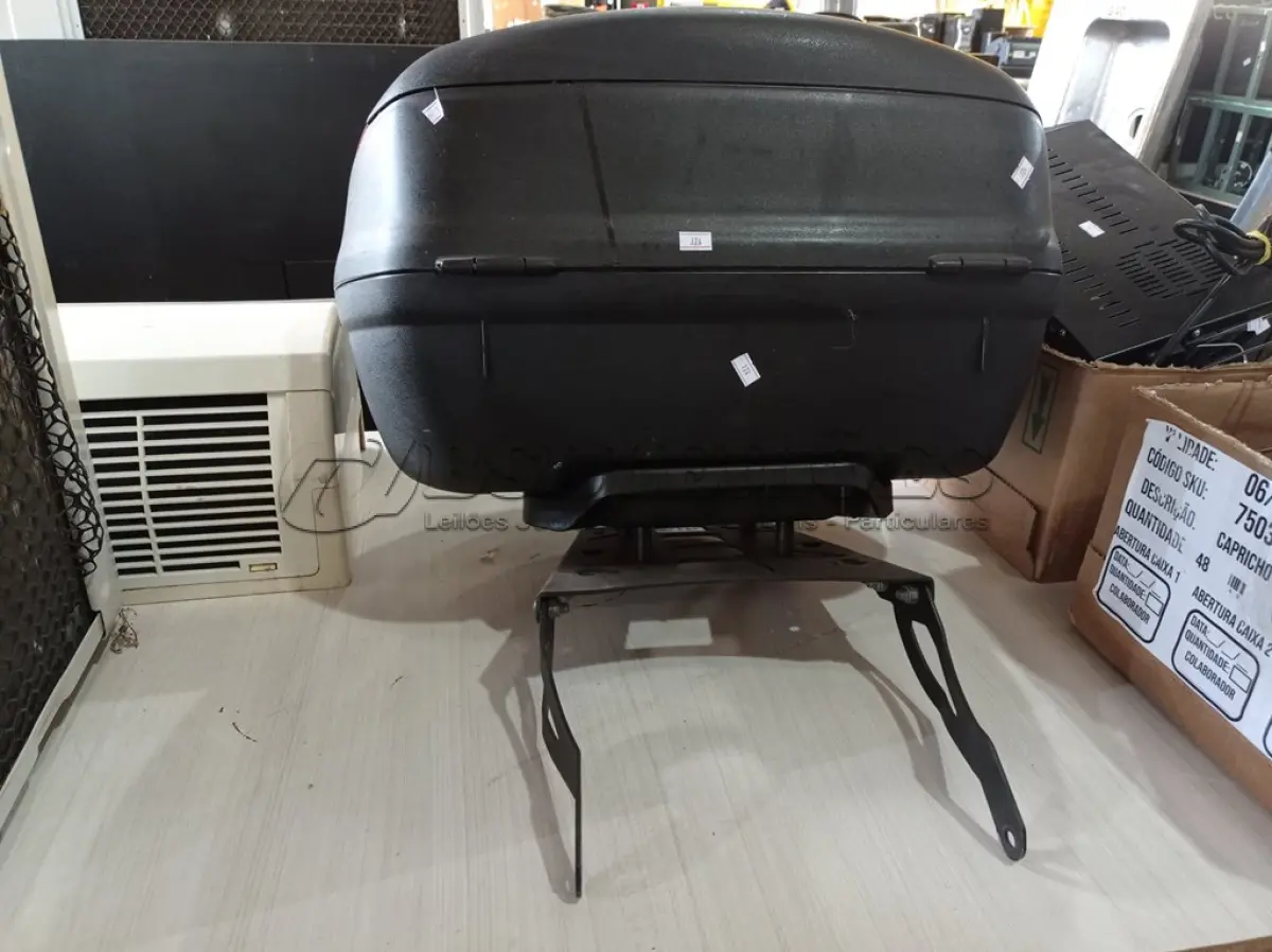 LOTE 114 - 01 BAU+SUPORTE DA MOTO TIGER800. (NO ESTADO) ATENÇÃO! FAZER A VISITAÇÃO ANTES DE ARREMATAR, NÃO SABEMOS SE FUNCIONA. LEILÃO NÃO TEM GARANTIA E NEM DEVOLUÇÃO, SUJEITO A POSSÍVEIS AVARIAS VISÍVEIS/OCULTAS E/OU AUSÊNCIA DE COMPONENTES.