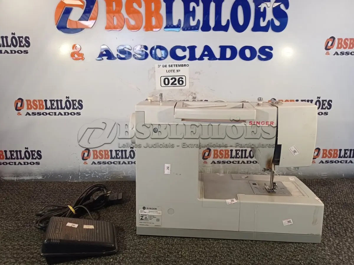 LOTE 026 - 01 MÁQUINA DE COSTURA MARCA SINGER. (NO ESTADO) ATENÇÃO! FAZER A VISITAÇÃO ANTES DE ARREMATAR, NÃO SABEMOS SE FUNCIONA. LEILÃO NÃO TEM GARANTIA E NEM DEVOLUÇÃO, SUJEITO A POSSÍVEIS AVARIAS VISÍVEIS/OCULTAS E/OU AUSÊNCIA DE COMPONENTES.