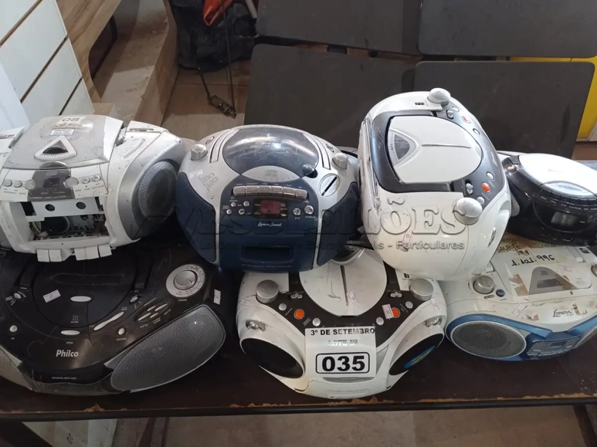 LOTE 035 - 10 APARELHOS DE SOM MARCAS E MODELOS DIVERSOS COM AVARIAS. (NO ESTADO) ATENÇÃO! FAZER A VISITAÇÃO ANTES DE ARREMATAR, NÃO SABEMOS SE FUNCIONA. LEILÃO NÃO TEM GARANTIA E NEM DEVOLUÇÃO, SUJEITO A POSSÍVEIS AVARIAS VISÍVEIS/OCULTAS E/OU AUSÊNCIA DE COMPONENTES.