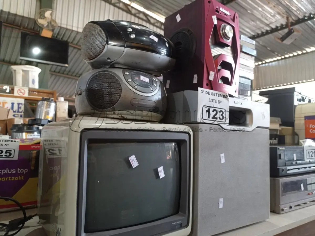 LOTE 123 - 01 TV, 03 APARELHOS DE SOM, 01 SUBWOOFER E VÁRIAS FITAS CASSETE. (NO ESTADO) ATENÇÃO! FAZER A VISITAÇÃO ANTES DE ARREMATAR, NÃO SABEMOS SE FUNCIONA. LEILÃO NÃO TEM GARANTIA E NEM DEVOLUÇÃO, SUJEITO A POSSÍVEIS AVARIAS VISÍVEIS/OCULTAS E/OU AUSÊNCIA DE COMPONENTES.
