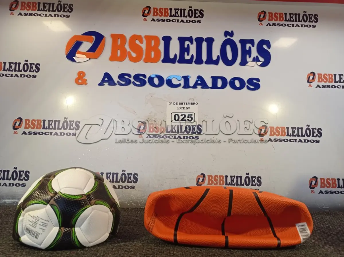 LOTE 025 - 01 BOLA DE BASQUETE E 01 BOLA DE FUTEBOL. (NO ESTADO) ATENÇÃO! FAZER A VISITAÇÃO ANTES DE ARREMATAR, NÃO SABEMOS SE FUNCIONA. LEILÃO NÃO TEM GARANTIA E NEM DEVOLUÇÃO, SUJEITO A POSSÍVEIS AVARIAS VISÍVEIS/OCULTAS E/OU AUSÊNCIA DE COMPONENTES.