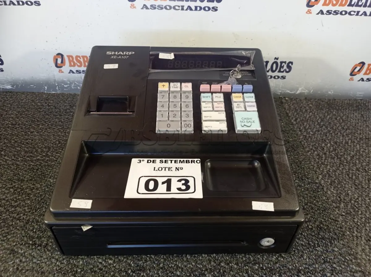 LOTE 013 - 01 CAIXA REGISTRADORA MARCA SHARP MODELO XE-A107. (NO ESTADO) ATENÇÃO! FAZER A VISITAÇÃO ANTES DE ARREMATAR, NÃO SABEMOS SE FUNCIONA. LEILÃO NÃO TEM GARANTIA E NEM DEVOLUÇÃO, SUJEITO A POSSÍVEIS AVARIAS VISÍVEIS/OCULTAS E/OU AUSÊNCIA DE COMPONENTES.