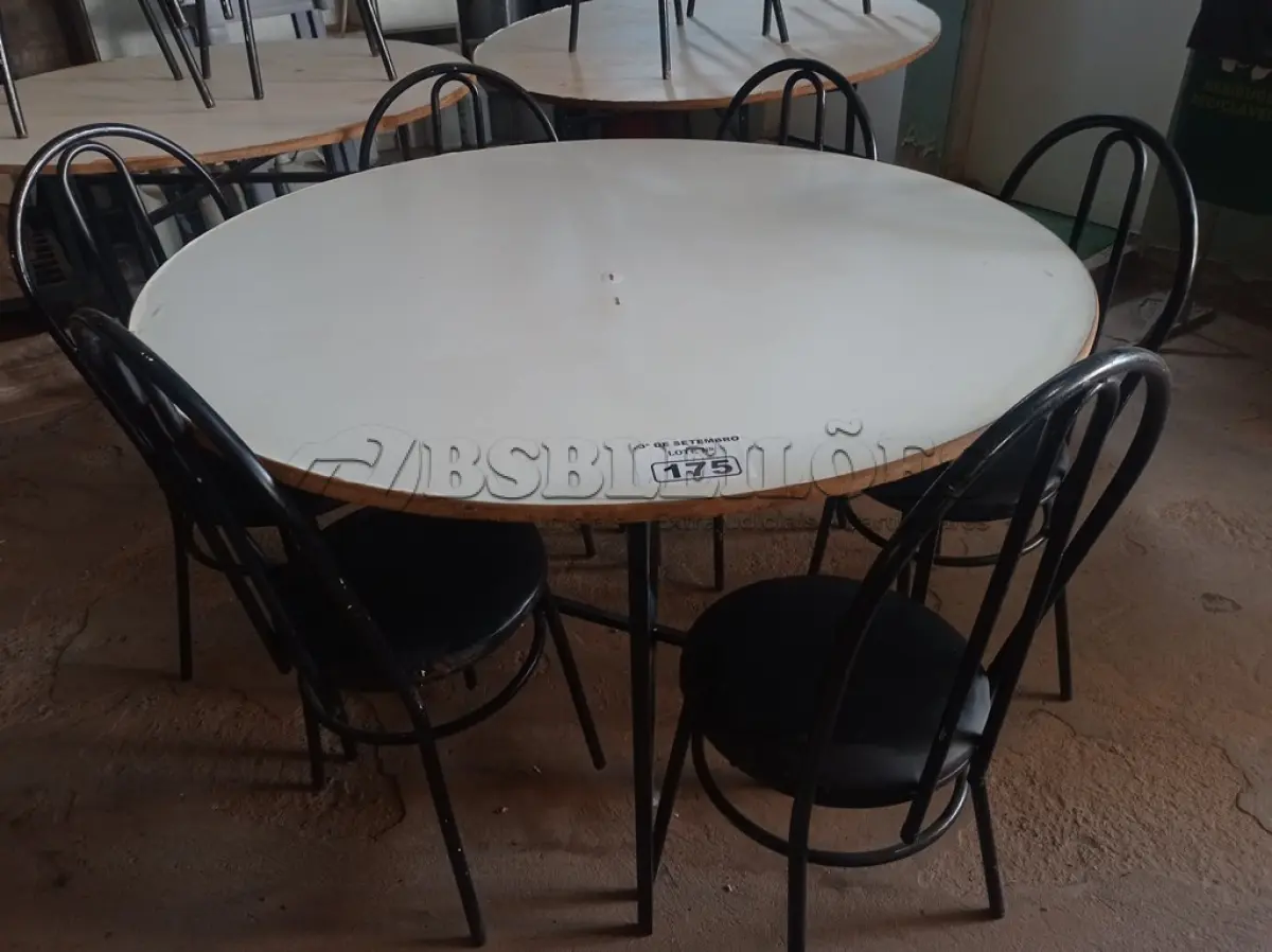 LOTE 175 - 01 MESA DE FERRO COM BASE DOBRÁVEL, TAMPO EM MADEIRA E 06 CADEIRAS DE FERRO COM ASSENTO ALMOFADADO. (NO ESTADO) ATENÇÃO! FAZER A VISITAÇÃO ANTES DE ARREMATAR, NÃO SABEMOS SE FUNCIONA. LEILÃO NÃO TEM GARANTIA E NEM DEVOLUÇÃO, SUJEITO A POSSÍVEIS AVARIAS VISÍVEIS/OCULTAS E/OU AUSÊNCIA DE COMPONENTES.
