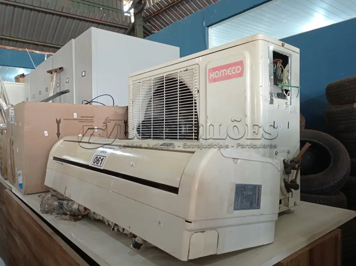 LOTE 061 - 01 AR CONDICIONADO MARCA KOMECO 24000BTU. (NO ESTADO) ATENÇÃO! FAZER A VISITAÇÃO ANTES DE ARREMATAR, NÃO SABEMOS SE FUNCIONA. LEILÃO NÃO TEM GARANTIA E NEM DEVOLUÇÃO, SUJEITO A POSSÍVEIS AVARIAS VISÍVEIS/OCULTAS E/OU AUSÊNCIA DE COMPONENTES.