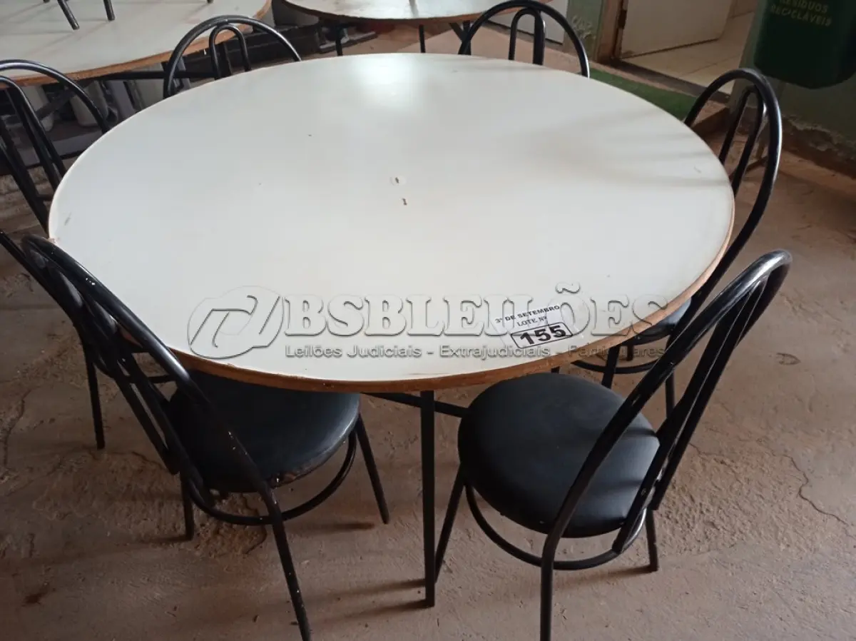 LOTE 155 - 01 MESA DE FERRO COM BASE DOBRÁVEL, TAMPO EM MADEIRA E 06 CADEIRAS DE FERRO COM ASSENTO ALMOFADADO. (NO ESTADO) ATENÇÃO! FAZER A VISITAÇÃO ANTES DE ARREMATAR, NÃO SABEMOS SE FUNCIONA. LEILÃO NÃO TEM GARANTIA E NEM DEVOLUÇÃO, SUJEITO A POSSÍVEIS AVARIAS VISÍVEIS/OCULTAS E/OU AUSÊNCIA DE COMPONENTES.