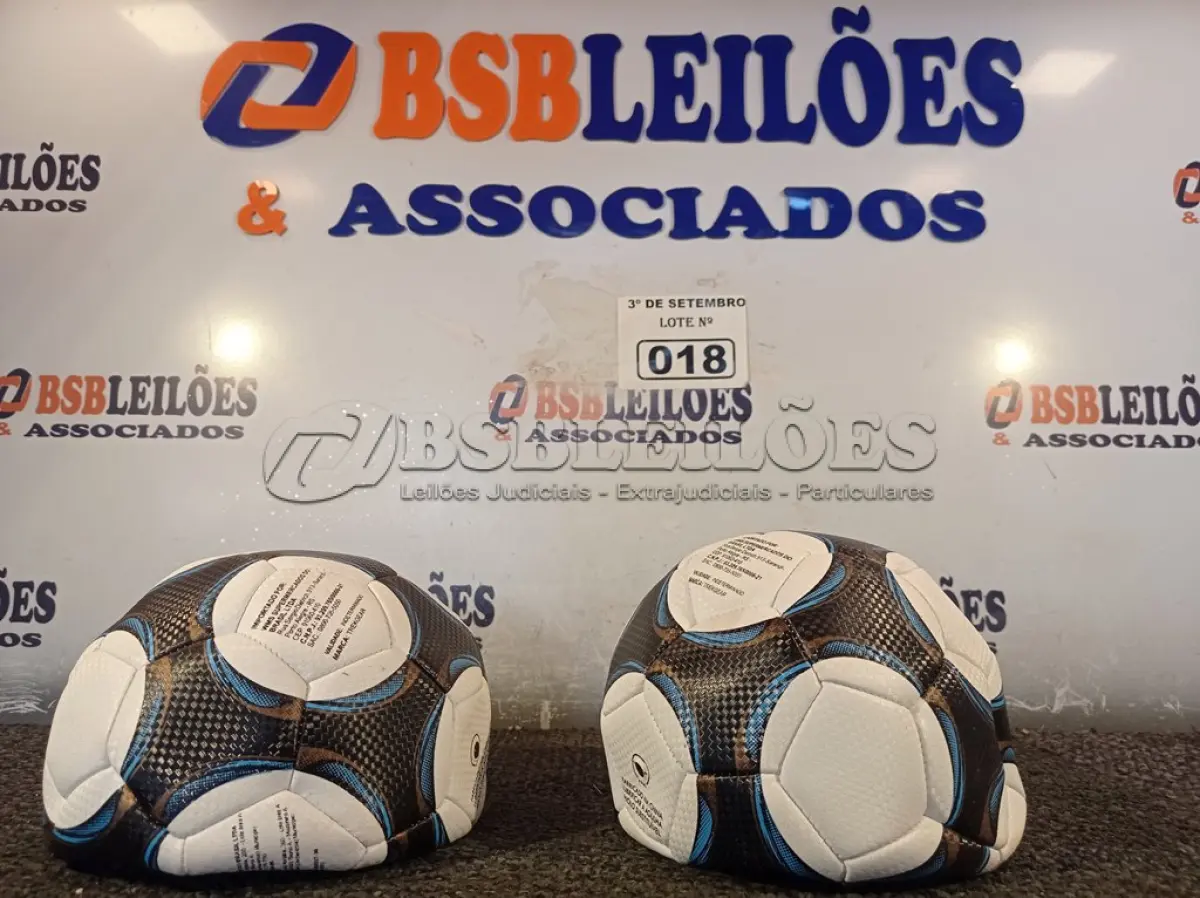LOTE 018 - 02 BOLAS DE FUTEBOL. (NO ESTADO) ATENÇÃO! FAZER A VISITAÇÃO ANTES DE ARREMATAR, NÃO SABEMOS SE FUNCIONA. LEILÃO NÃO TEM GARANTIA E NEM DEVOLUÇÃO, SUJEITO A POSSÍVEIS AVARIAS VISÍVEIS/OCULTAS E/OU AUSÊNCIA DE COMPONENTES.