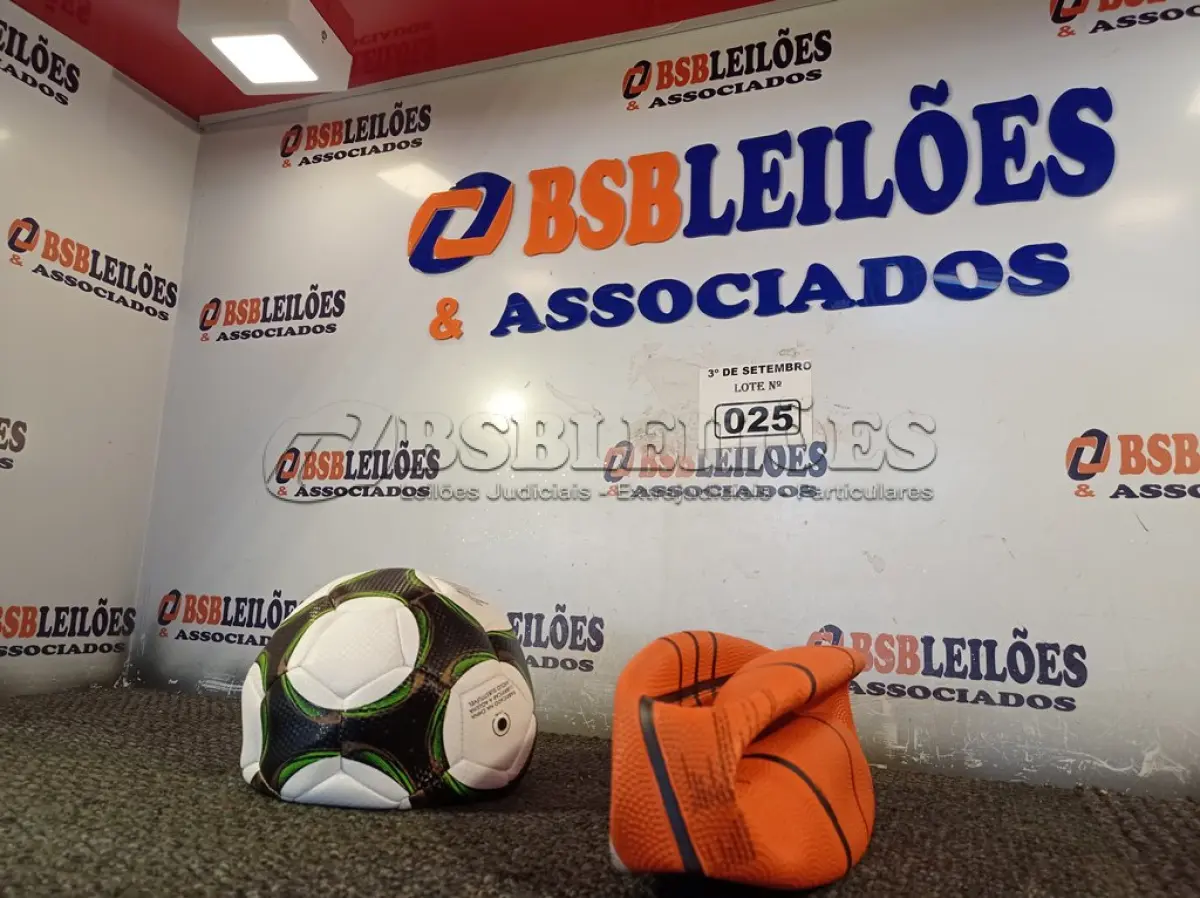LOTE 025 - 01 BOLA DE BASQUETE E 01 BOLA DE FUTEBOL. (NO ESTADO) ATENÇÃO! FAZER A VISITAÇÃO ANTES DE ARREMATAR, NÃO SABEMOS SE FUNCIONA. LEILÃO NÃO TEM GARANTIA E NEM DEVOLUÇÃO, SUJEITO A POSSÍVEIS AVARIAS VISÍVEIS/OCULTAS E/OU AUSÊNCIA DE COMPONENTES.