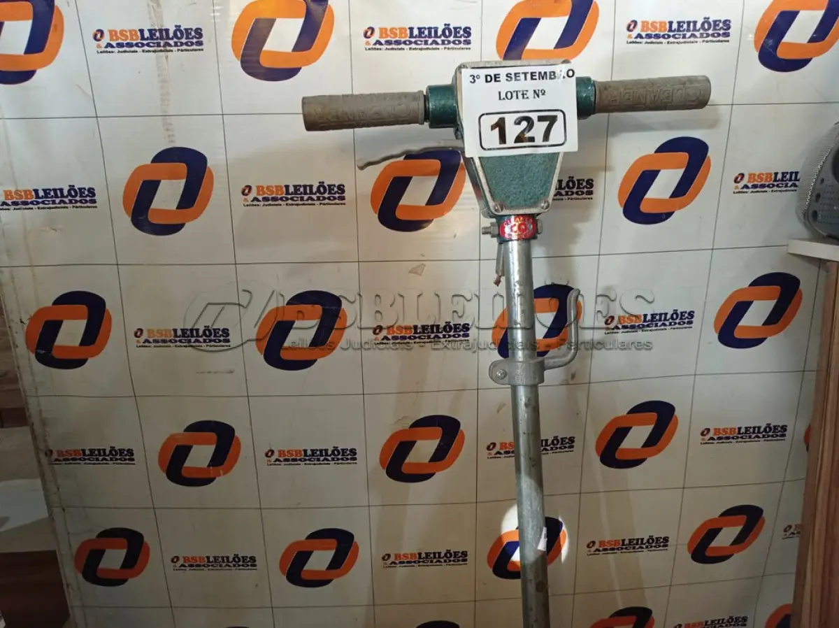 LOTE 127 - 01 ENCERADEIRA INDUSTRIAL MARCA CLEANER. (NO ESTADO) ATENÇÃO! FAZER A VISITAÇÃO ANTES DE ARREMATAR, NÃO SABEMOS SE FUNCIONA. LEILÃO NÃO TEM GARANTIA E NEM DEVOLUÇÃO, SUJEITO A POSSÍVEIS AVARIAS VISÍVEIS/OCULTAS E/OU AUSÊNCIA DE COMPONENTES.