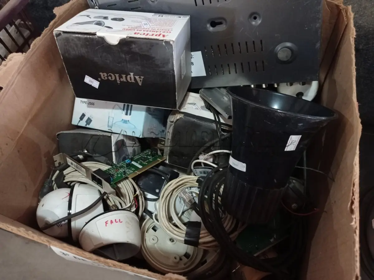 LOTE 056 - 01 DVR E VÁRIAS CÂMERAS DE SEGURANÇA. (NO ESTADO) ATENÇÃO! FAZER A VISITAÇÃO ANTES DE ARREMATAR, NÃO SABEMOS SE FUNCIONA. LEILÃO NÃO TEM GARANTIA E NEM DEVOLUÇÃO, SUJEITO A POSSÍVEIS AVARIAS VISÍVEIS/OCULTAS E/OU AUSÊNCIA DE COMPONENTES.