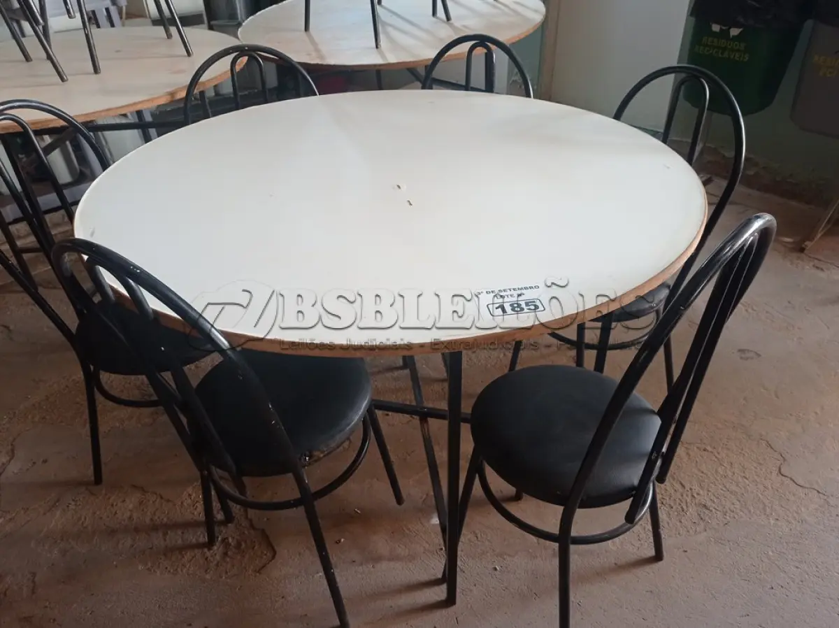 LOTE 185 - 01 MESA DE FERRO COM BASE DOBRÁVEL, TAMPO EM MADEIRA E 06 CADEIRAS DE FERRO COM ASSENTO ALMOFADADO. (NO ESTADO) ATENÇÃO! FAZER A VISITAÇÃO ANTES DE ARREMATAR, NÃO SABEMOS SE FUNCIONA. LEILÃO NÃO TEM GARANTIA E NEM DEVOLUÇÃO, SUJEITO A POSSÍVEIS AVARIAS VISÍVEIS/OCULTAS E/OU AUSÊNCIA DE COMPONENTES.