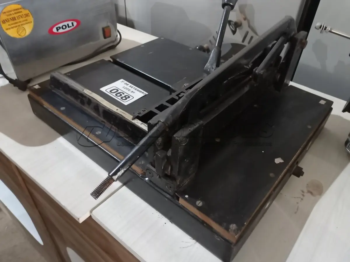 LOTE 068 - 01 GUILHOTINA DE MESA. (NO ESTADO) ATENÇÃO! FAZER A VISITAÇÃO ANTES DE ARREMATAR, NÃO SABEMOS SE FUNCIONA. LEILÃO NÃO TEM GARANTIA E NEM DEVOLUÇÃO, SUJEITO A POSSÍVEIS AVARIAS VISÍVEIS/OCULTAS E/OU AUSÊNCIA DE COMPONENTES.