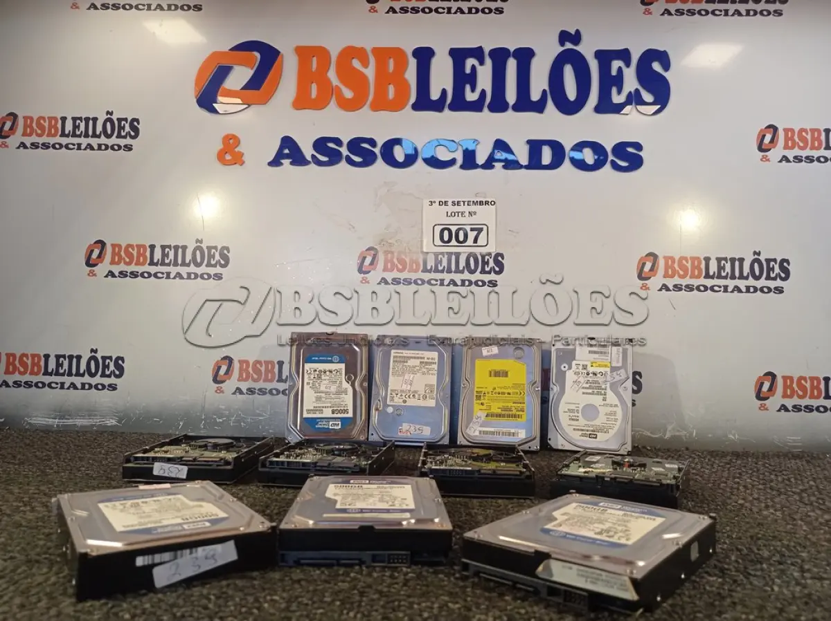 LOTE 007 - 11 HARD DISC MARCAS E MODELOS DIVERSOS. (NO ESTADO) ATENÇÃO! FAZER A VISITAÇÃO ANTES DE ARREMATAR, NÃO SABEMOS SE FUNCIONA. LEILÃO NÃO TEM GARANTIA E NEM DEVOLUÇÃO, SUJEITO A POSSÍVEIS AVARIAS VISÍVEIS/OCULTAS E/OU AUSÊNCIA DE COMPONENTES.