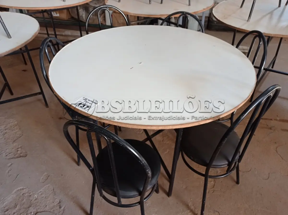 LOTE 137 - 01 MESA DE FERRO COM BASE DOBRÁVEL, TAMPO EM MADEIRA E 06 CADEIRAS DE FERRO COM ASSENTO ALMOFADADO. (NO ESTADO) ATENÇÃO! FAZER A VISITAÇÃO ANTES DE ARREMATAR, NÃO SABEMOS SE FUNCIONA. LEILÃO NÃO TEM GARANTIA E NEM DEVOLUÇÃO, SUJEITO A POSSÍVEIS AVARIAS VISÍVEIS/OCULTAS E/OU AUSÊNCIA DE COMPONENTES.