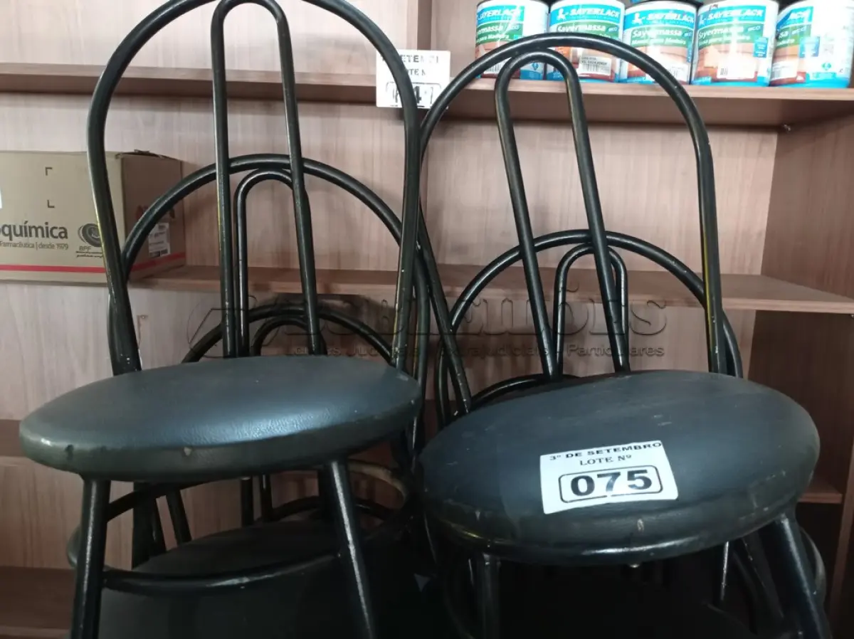 LOTE 075 - 01 MESA DE FERRO COM BASE DOBRÁVEL, TAMPO EM MADEIRA E 06 CADEIRAS DE FERRO COM ASSENTO ALMOFADADO. (NO ESTADO) ATENÇÃO! FAZER A VISITAÇÃO ANTES DE ARREMATAR, NÃO SABEMOS SE FUNCIONA. LEILÃO NÃO TEM GARANTIA E NEM DEVOLUÇÃO, SUJEITO A POSSÍVEIS AVARIAS VISÍVEIS/OCULTAS E/OU AUSÊNCIA DE COMPONENTES.