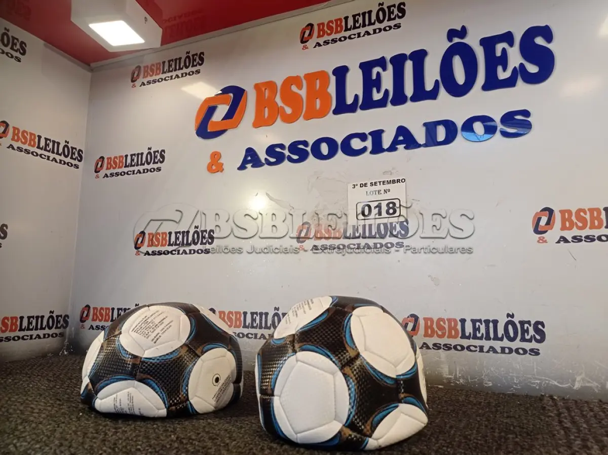 LOTE 018 - 02 BOLAS DE FUTEBOL. (NO ESTADO) ATENÇÃO! FAZER A VISITAÇÃO ANTES DE ARREMATAR, NÃO SABEMOS SE FUNCIONA. LEILÃO NÃO TEM GARANTIA E NEM DEVOLUÇÃO, SUJEITO A POSSÍVEIS AVARIAS VISÍVEIS/OCULTAS E/OU AUSÊNCIA DE COMPONENTES.