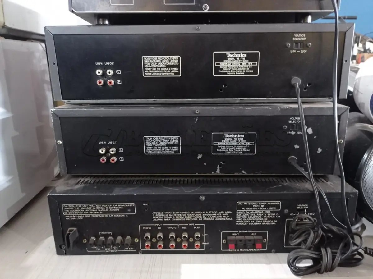 LOTE 081 - 01 AM/FM STÉREO TUNER, 02 CASSETE DECK E 01 COMPACT DISC PLAYER MARCAS E MODELOS DIVERSOS. (NO ESTADO) ATENÇÃO! FAZER A VISITAÇÃO ANTES DE ARREMATAR, NÃO SABEMOS SE FUNCIONA. LEILÃO NÃO TEM GARANTIA E NEM DEVOLUÇÃO, SUJEITO A POSSÍVEIS AVARIAS VISÍVEIS/OCULTAS E/OU AUSÊNCIA DE COMPONENTES.
