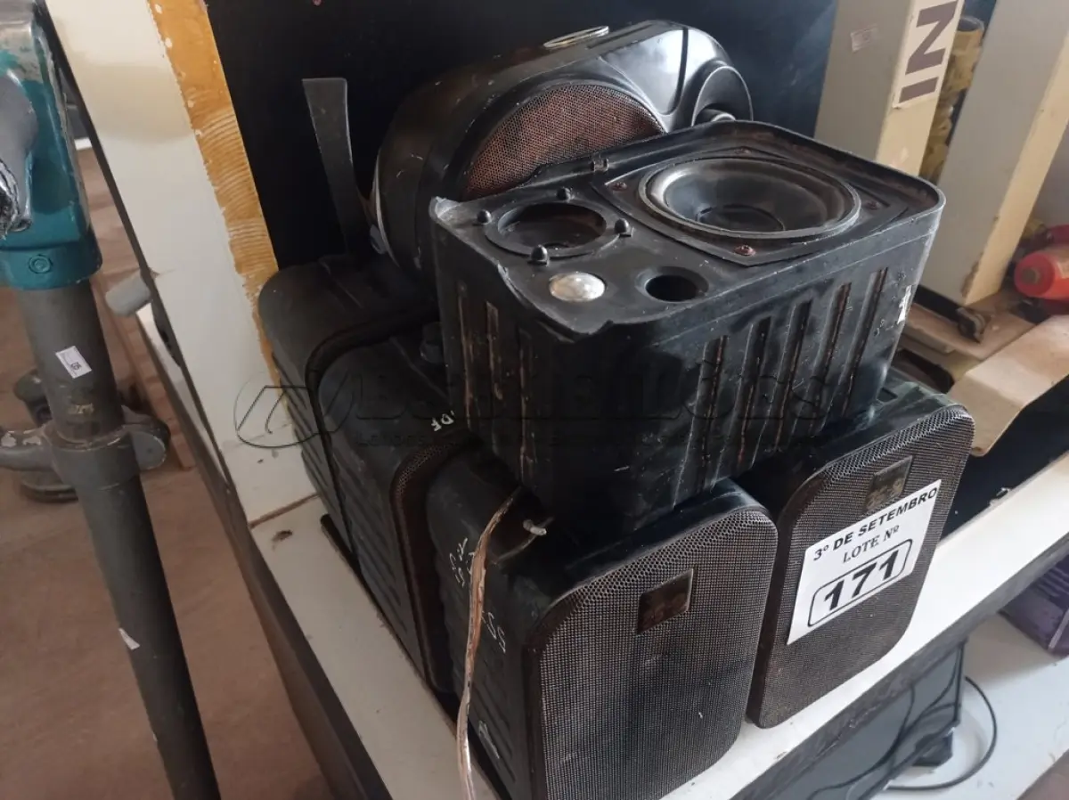 LOTE 171 - 08 CAIXAS DE SOM AMBIENTE. (NO ESTADO) ATENÇÃO! FAZER A VISITAÇÃO ANTES DE ARREMATAR, NÃO SABEMOS SE FUNCIONA. LEILÃO NÃO TEM GARANTIA E NEM DEVOLUÇÃO, SUJEITO A POSSÍVEIS AVARIAS VISÍVEIS/OCULTAS E/OU AUSÊNCIA DE COMPONENTES.
