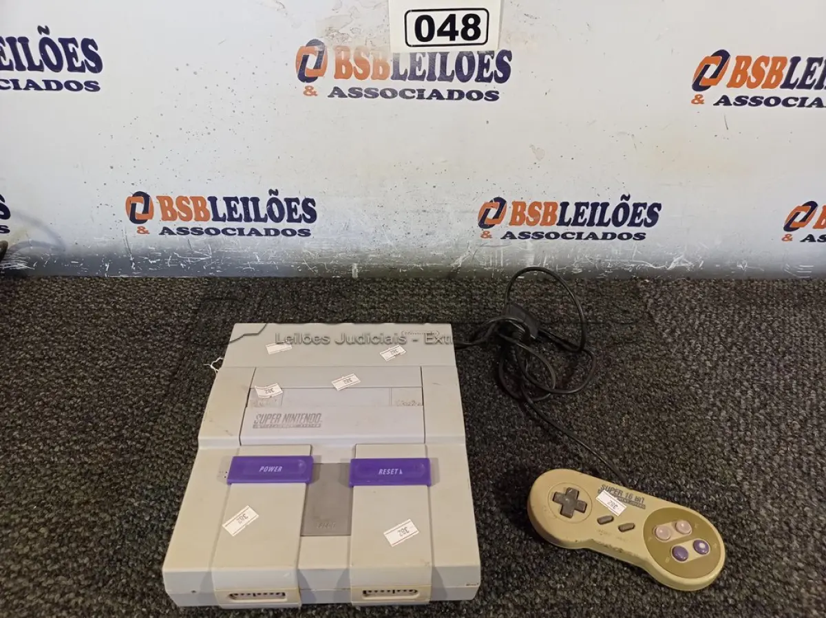 LOTE 048 - 01 VIDEOGAME SUPER NINTENDO. (NO ESTADO) ATENÇÃO! FAZER A VISITAÇÃO ANTES DE ARREMATAR, NÃO SABEMOS SE FUNCIONA. LEILÃO NÃO TEM GARANTIA E NEM DEVOLUÇÃO, SUJEITO A POSSÍVEIS AVARIAS VISÍVEIS/OCULTAS E/OU AUSÊNCIA DE COMPONENTES.
