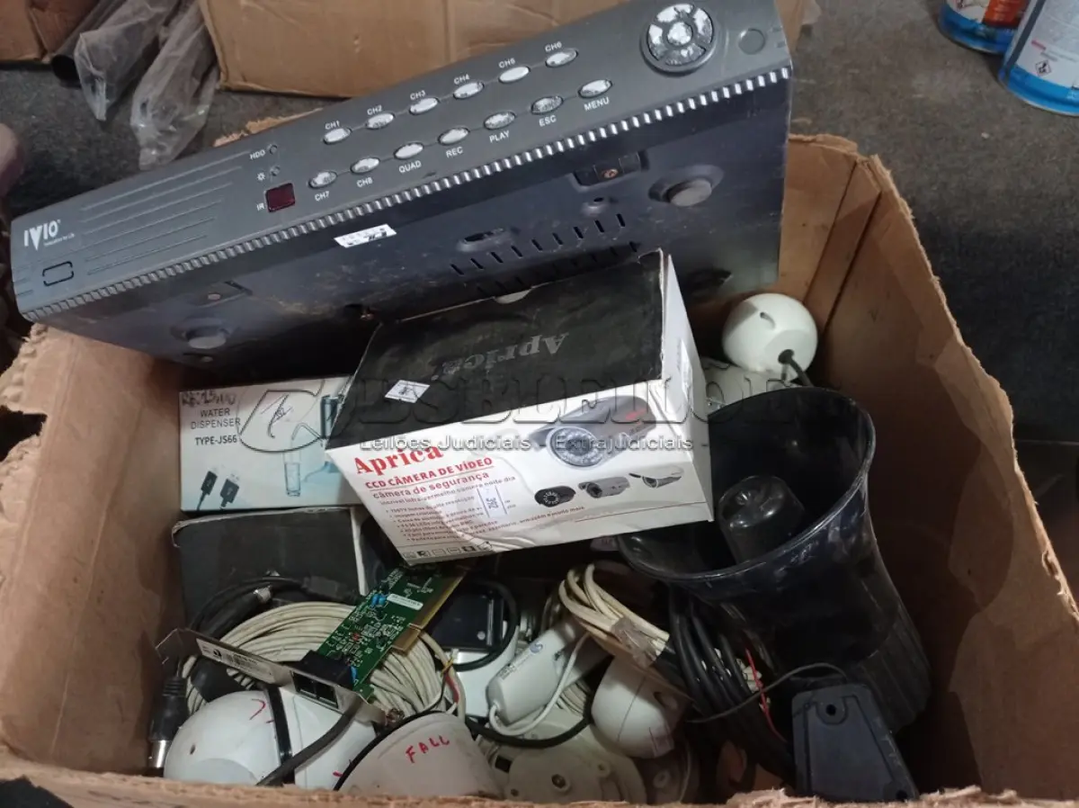 LOTE 056 - 01 DVR E VÁRIAS CÂMERAS DE SEGURANÇA. (NO ESTADO) ATENÇÃO! FAZER A VISITAÇÃO ANTES DE ARREMATAR, NÃO SABEMOS SE FUNCIONA. LEILÃO NÃO TEM GARANTIA E NEM DEVOLUÇÃO, SUJEITO A POSSÍVEIS AVARIAS VISÍVEIS/OCULTAS E/OU AUSÊNCIA DE COMPONENTES.