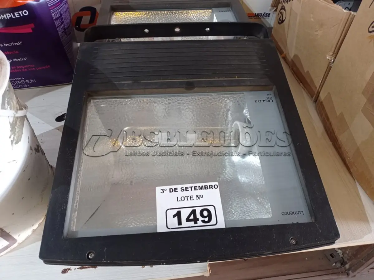 LOTE 149 - 02 LUMINÁRIAS DE PÁTIO. (NO ESTADO) ATENÇÃO! FAZER A VISITAÇÃO ANTES DE ARREMATAR, NÃO SABEMOS SE FUNCIONA. LEILÃO NÃO TEM GARANTIA E NEM DEVOLUÇÃO, SUJEITO A POSSÍVEIS AVARIAS VISÍVEIS/OCULTAS E/OU AUSÊNCIA DE COMPONENTES.