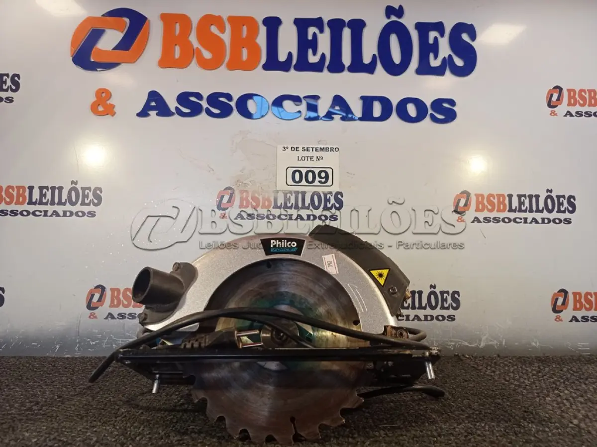LOTE 009 - 01 SERRA CIRCULAR MARCA PHILCO 1500W 220V. (NO ESTADO) ATENÇÃO! FAZER A VISITAÇÃO ANTES DE ARREMATAR, NÃO SABEMOS SE FUNCIONA. LEILÃO NÃO TEM GARANTIA E NEM DEVOLUÇÃO, SUJEITO A POSSÍVEIS AVARIAS VISÍVEIS/OCULTAS E/OU AUSÊNCIA DE COMPONENTES.