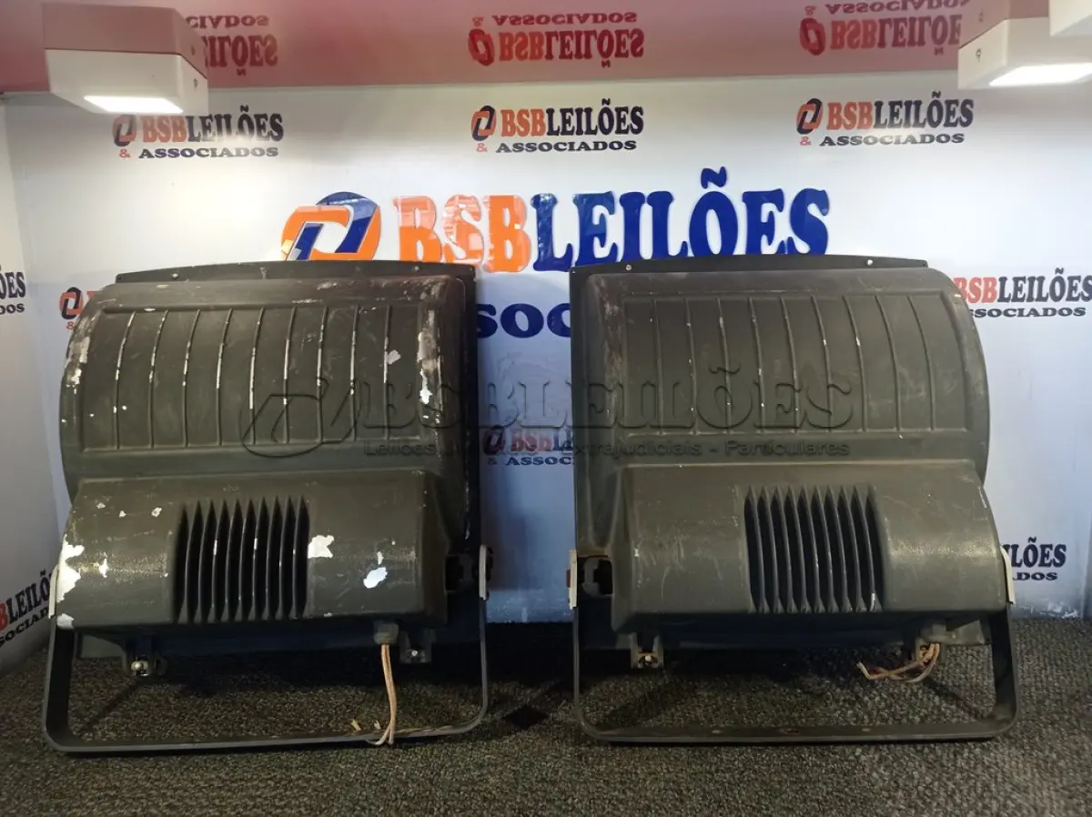 LOTE 014 - 02 LUMINÁRIAS DE PÁTIO. (NO ESTADO) ATENÇÃO! FAZER A VISITAÇÃO ANTES DE ARREMATAR, NÃO SABEMOS SE FUNCIONA. LEILÃO NÃO TEM GARANTIA E NEM DEVOLUÇÃO, SUJEITO A POSSÍVEIS AVARIAS VISÍVEIS/OCULTAS E/OU AUSÊNCIA DE COMPONENTES.