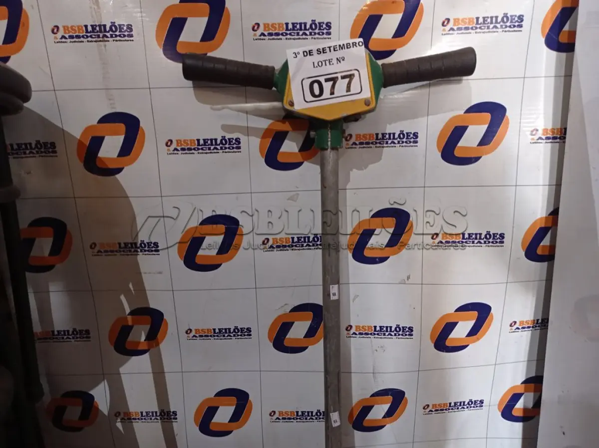 LOTE 077 - 01 ENCERADEIRA INDUSTRIAL MARCA BANDEIRANTE. (NO ESTADO) ATENÇÃO! FAZER A VISITAÇÃO ANTES DE ARREMATAR, NÃO SABEMOS SE FUNCIONA. LEILÃO NÃO TEM GARANTIA E NEM DEVOLUÇÃO, SUJEITO A POSSÍVEIS AVARIAS VISÍVEIS/OCULTAS E/OU AUSÊNCIA DE COMPONENTES.