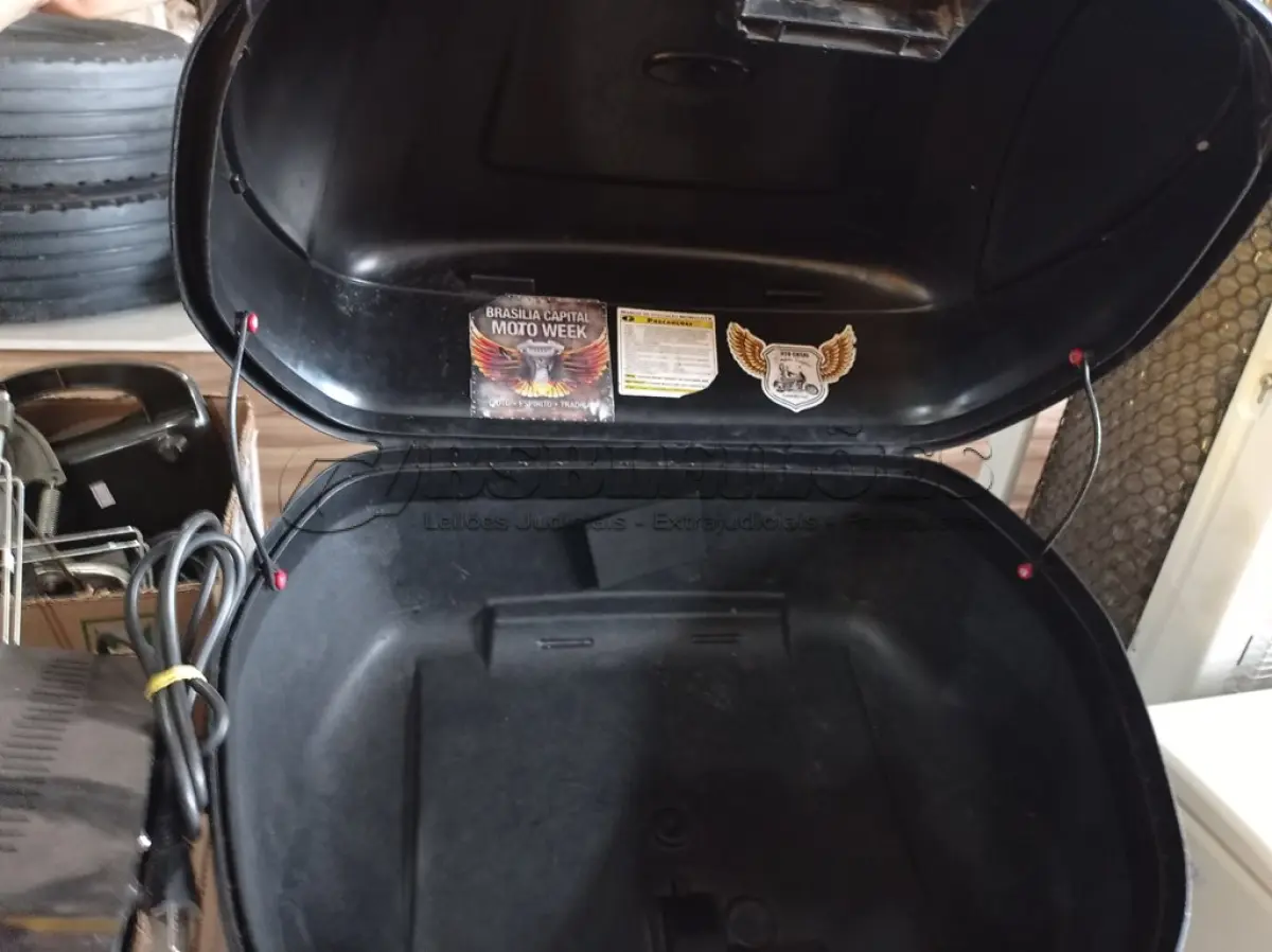LOTE 114 - 01 BAU+SUPORTE DA MOTO TIGER800. (NO ESTADO) ATENÇÃO! FAZER A VISITAÇÃO ANTES DE ARREMATAR, NÃO SABEMOS SE FUNCIONA. LEILÃO NÃO TEM GARANTIA E NEM DEVOLUÇÃO, SUJEITO A POSSÍVEIS AVARIAS VISÍVEIS/OCULTAS E/OU AUSÊNCIA DE COMPONENTES.