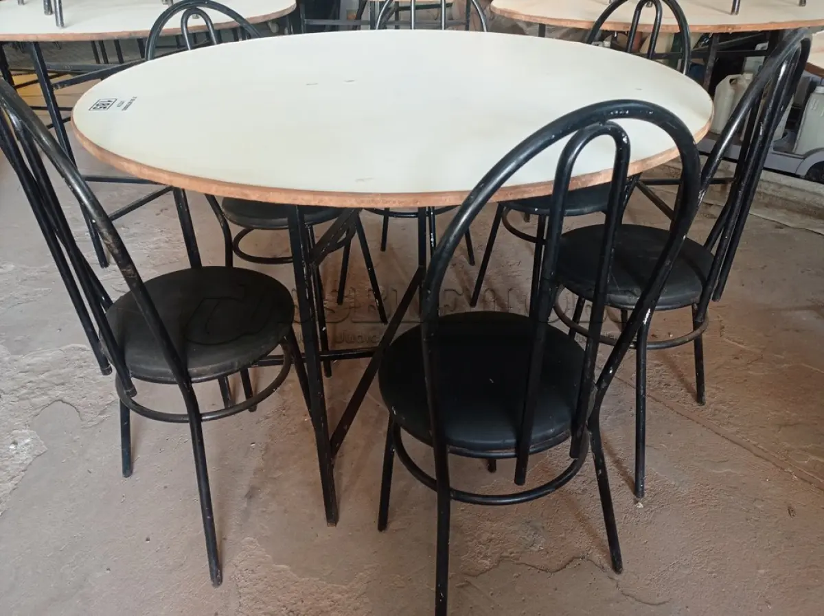 LOTE 185 - 01 MESA DE FERRO COM BASE DOBRÁVEL, TAMPO EM MADEIRA E 06 CADEIRAS DE FERRO COM ASSENTO ALMOFADADO. (NO ESTADO) ATENÇÃO! FAZER A VISITAÇÃO ANTES DE ARREMATAR, NÃO SABEMOS SE FUNCIONA. LEILÃO NÃO TEM GARANTIA E NEM DEVOLUÇÃO, SUJEITO A POSSÍVEIS AVARIAS VISÍVEIS/OCULTAS E/OU AUSÊNCIA DE COMPONENTES.