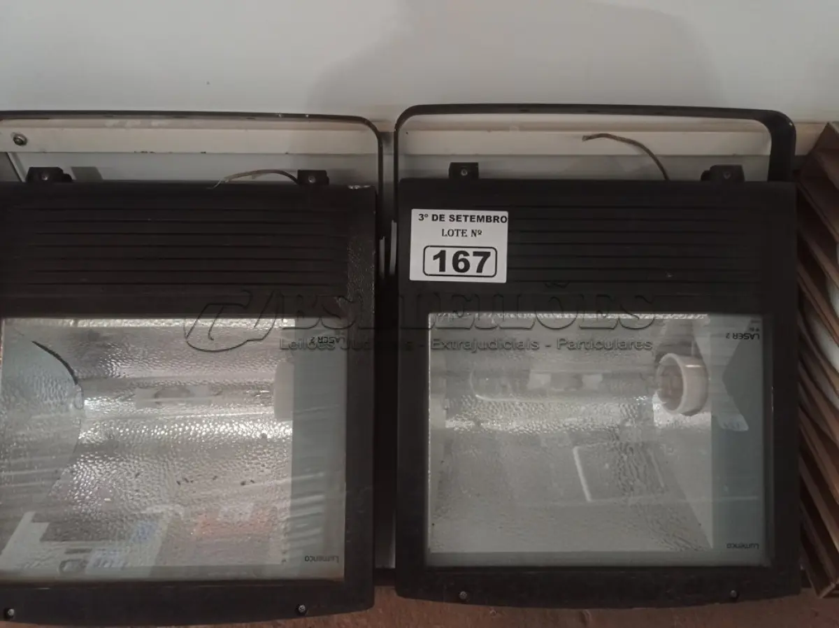 LOTE 167 - 02 LUMINÁRIAS DE PÁTIO. (NO ESTADO) ATENÇÃO! FAZER A VISITAÇÃO ANTES DE ARREMATAR, NÃO SABEMOS SE FUNCIONA. LEILÃO NÃO TEM GARANTIA E NEM DEVOLUÇÃO, SUJEITO A POSSÍVEIS AVARIAS VISÍVEIS/OCULTAS E/OU AUSÊNCIA DE COMPONENTES.