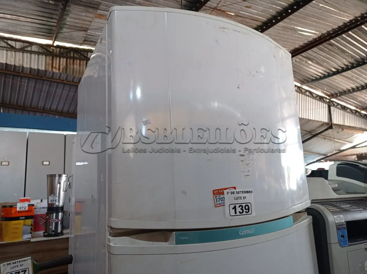 LOTE 139 - 01 GELADEIRA MARCA CÔNSUL 220V. (NO ESTADO) ATENÇÃO! FAZER A VISITAÇÃO ANTES DE ARREMATAR, NÃO SABEMOS SE FUNCIONA. LEILÃO NÃO TEM GARANTIA E NEM DEVOLUÇÃO, SUJEITO A POSSÍVEIS AVARIAS VISÍVEIS/OCULTAS E/OU AUSÊNCIA DE COMPONENTES.