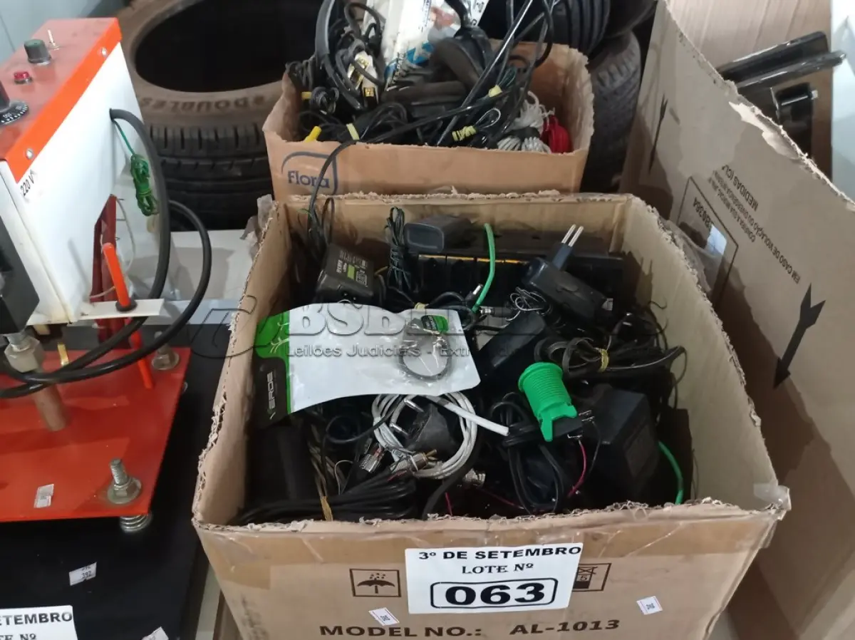 LOTE 063 - 01 LOTE COM VÁRIAS FONTES E CABOS DIVERSOS. (NO ESTADO) ATENÇÃO! FAZER A VISITAÇÃO ANTES DE ARREMATAR, NÃO SABEMOS SE FUNCIONA. LEILÃO NÃO TEM GARANTIA E NEM DEVOLUÇÃO, SUJEITO A POSSÍVEIS AVARIAS VISÍVEIS/OCULTAS E/OU AUSÊNCIA DE COMPONENTES.
