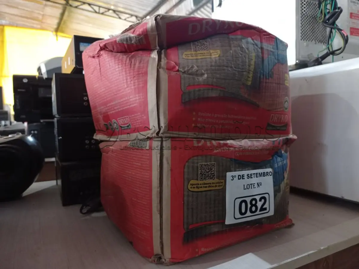 LOTE 082 - 02 CAIXAS DE REVESTIMENTO IMPERMEABILIZANTE DRYKOTEC 5500/7700 18KG. (NO ESTADO) ATENÇÃO! FAZER A VISITAÇÃO ANTES DE ARREMATAR, NÃO SABEMOS SE FUNCIONA. LEILÃO NÃO TEM GARANTIA E NEM DEVOLUÇÃO, SUJEITO A POSSÍVEIS AVARIAS VISÍVEIS/OCULTAS E/OU AUSÊNCIA DE COMPONENTES.