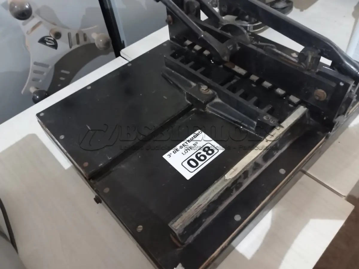 LOTE 068 - 01 GUILHOTINA DE MESA. (NO ESTADO) ATENÇÃO! FAZER A VISITAÇÃO ANTES DE ARREMATAR, NÃO SABEMOS SE FUNCIONA. LEILÃO NÃO TEM GARANTIA E NEM DEVOLUÇÃO, SUJEITO A POSSÍVEIS AVARIAS VISÍVEIS/OCULTAS E/OU AUSÊNCIA DE COMPONENTES.