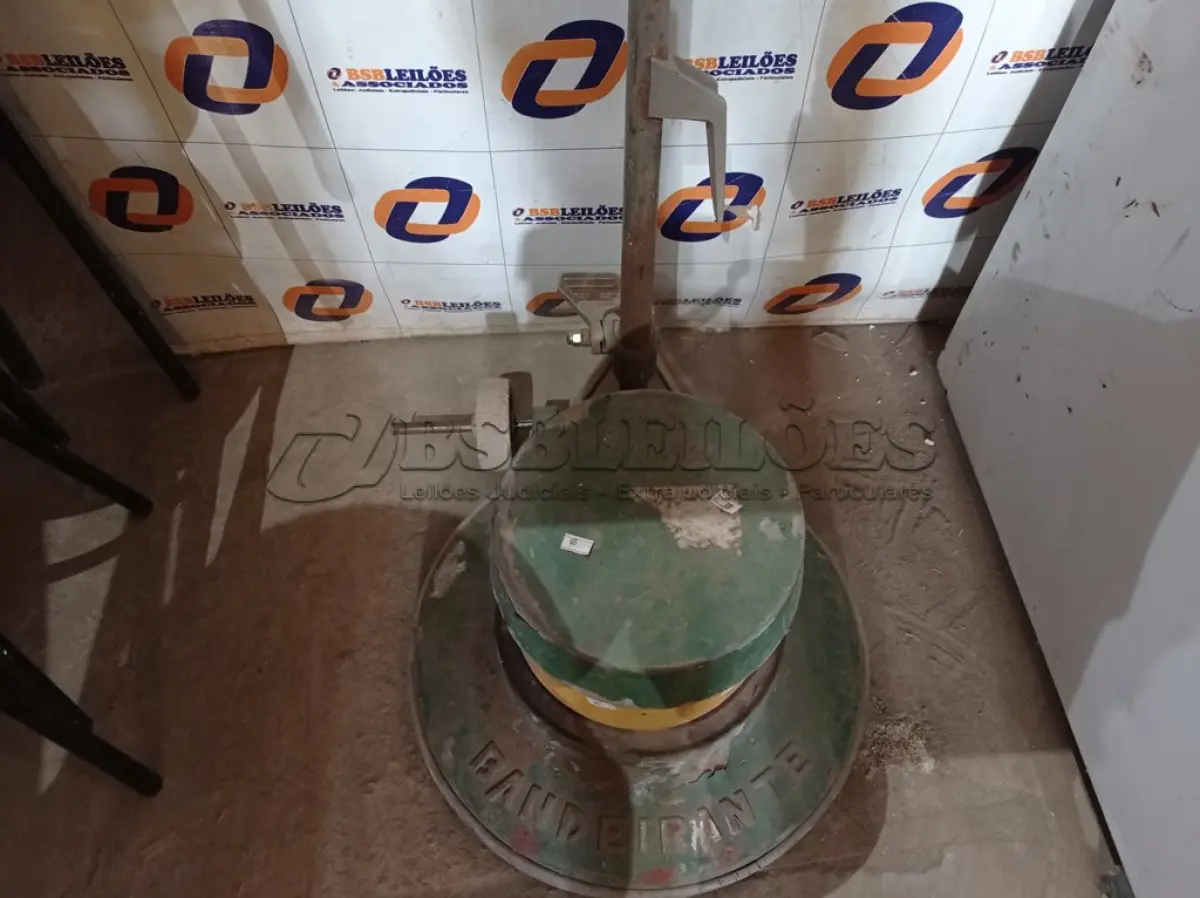 LOTE 077 - 01 ENCERADEIRA INDUSTRIAL MARCA BANDEIRANTE. (NO ESTADO) ATENÇÃO! FAZER A VISITAÇÃO ANTES DE ARREMATAR, NÃO SABEMOS SE FUNCIONA. LEILÃO NÃO TEM GARANTIA E NEM DEVOLUÇÃO, SUJEITO A POSSÍVEIS AVARIAS VISÍVEIS/OCULTAS E/OU AUSÊNCIA DE COMPONENTES.