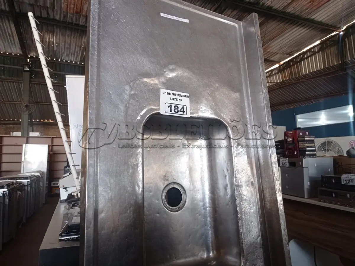 LOTE 184 - 01 PIA EM AÇO INOX COM 02 CUBAS NAS MEDIDAS: 1,80M X 0,59CM. (NO ESTADO) ATENÇÃO! FAZER A VISITAÇÃO ANTES DE ARREMATAR, NÃO SABEMOS SE FUNCIONA. LEILÃO NÃO TEM GARANTIA E NEM DEVOLUÇÃO, SUJEITO A POSSÍVEIS AVARIAS VISÍVEIS/OCULTAS E/OU AUSÊNCIA DE COMPONENTES.