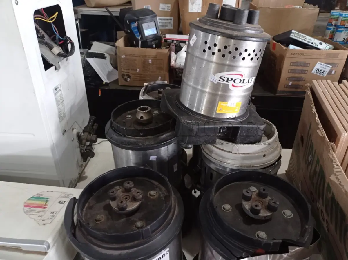 LOTE 095 - 07 BASES DE LIQUIDIFICADOR INDUSTRIAL MARCAS E MODELOS DIVERSOS. (NO ESTADO) ATENÇÃO! FAZER A VISITAÇÃO ANTES DE ARREMATAR, NÃO SABEMOS SE FUNCIONA. LEILÃO NÃO TEM GARANTIA E NEM DEVOLUÇÃO, SUJEITO A POSSÍVEIS AVARIAS VISÍVEIS/OCULTAS E/OU AUSÊNCIA DE COMPONENTES.