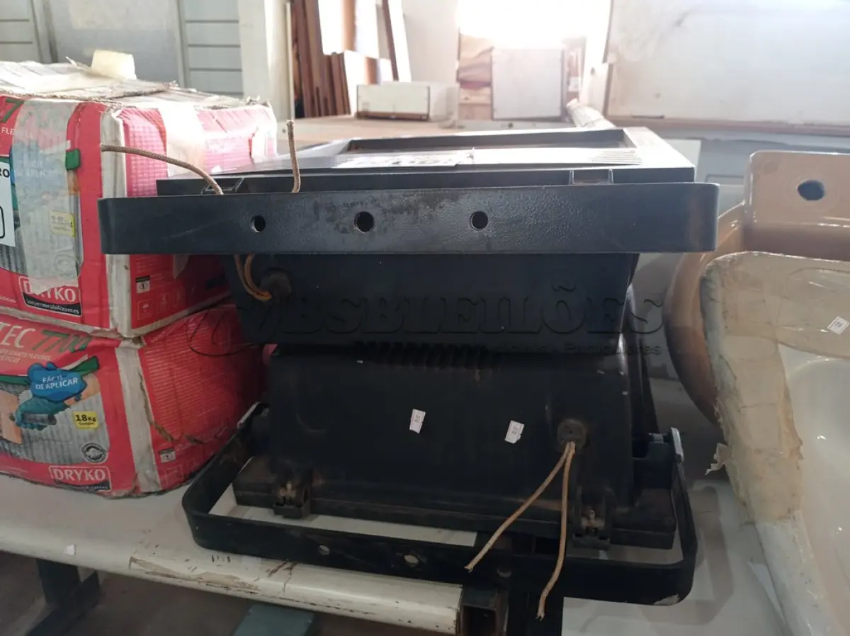 LOTE 109 - 02 LUMINÁRIAS DE PÁTIO. (NO ESTADO) ATENÇÃO! FAZER A VISITAÇÃO ANTES DE ARREMATAR, NÃO SABEMOS SE FUNCIONA. LEILÃO NÃO TEM GARANTIA E NEM DEVOLUÇÃO, SUJEITO A POSSÍVEIS AVARIAS VISÍVEIS/OCULTAS E/OU AUSÊNCIA DE COMPONENTES.