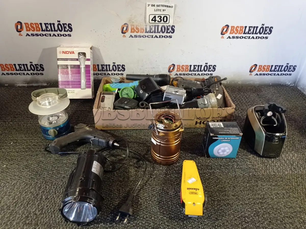 LOTE 430 - 01 LOTE COM VÁRIAS LANTERNAS E PERIFÉRICOS DIVERSOS. (NO ESTADO) ATENÇÃO! FAZER A VISITAÇÃO ANTES DE ARREMATAR, NÃO SABEMOS SE FUNCIONA. LEILÃO NÃO TEM GARANTIA E NEM DEVOLUÇÃO, SUJEITO A POSSÍVEIS AVARIAS VISÍVEIS/OCULTAS E/OU AUSÊNCIA DE COMPONENTES.