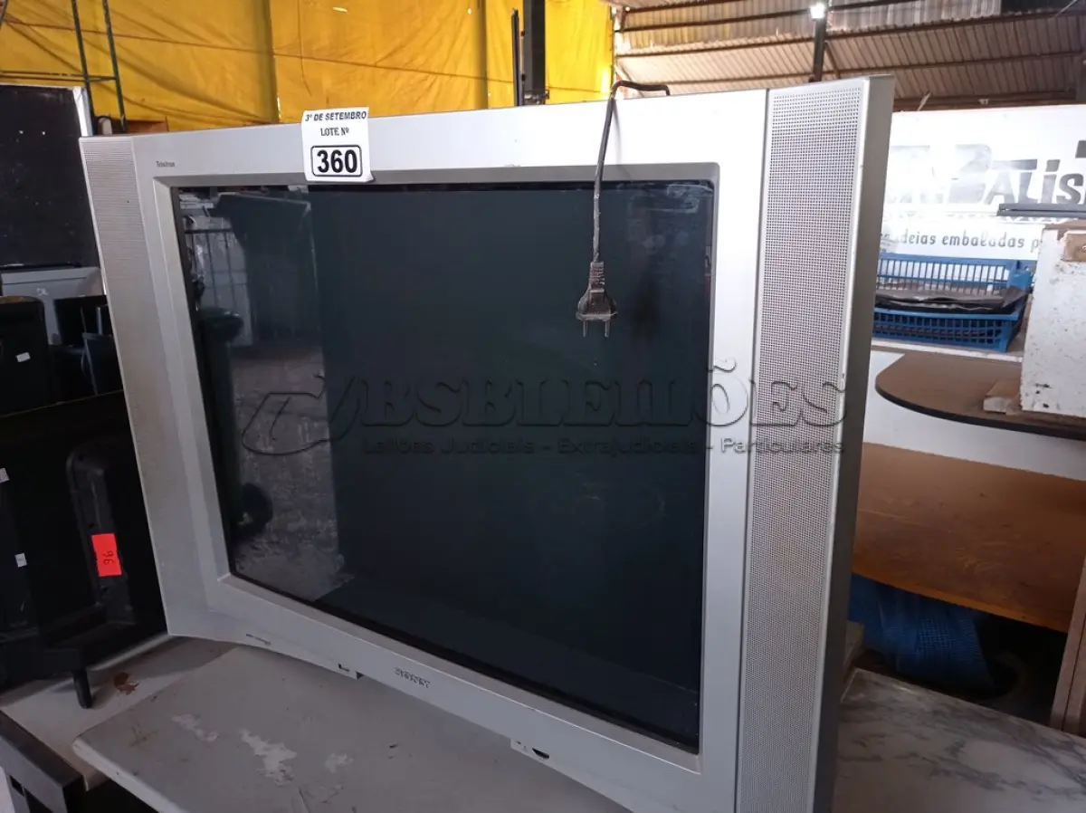 LOTE 360 - 01 TV DE TUBO MARCA SONY. (NO ESTADO) ATENÇÃO! FAZER A VISITAÇÃO ANTES DE ARREMATAR, NÃO SABEMOS SE FUNCIONA. LEILÃO NÃO TEM GARANTIA E NEM DEVOLUÇÃO, SUJEITO A POSSÍVEIS AVARIAS VISÍVEIS/OCULTAS E/OU AUSÊNCIA DE COMPONENTES.