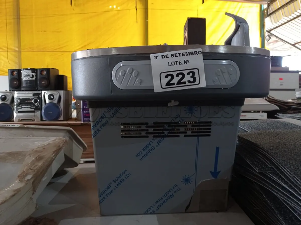 LOTE 223 - 01 PURIFICADO DE ÁGUA REFRIGERADO EM AÇO INOX 127V. (NO ESTADO) ATENÇÃO! FAZER A VISITAÇÃO ANTES DE ARREMATAR, NÃO SABEMOS SE FUNCIONA. LEILÃO NÃO TEM GARANTIA E NEM DEVOLUÇÃO, SUJEITO A POSSÍVEIS AVARIAS VISÍVEIS/OCULTAS E/OU AUSÊNCIA DE COMPONENTES.