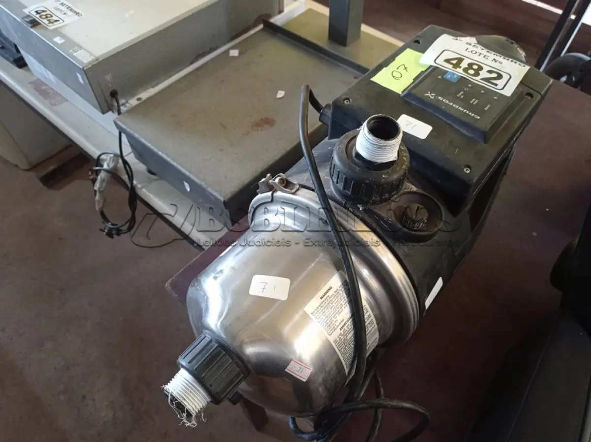 LOTE 482 - 01 BOMBA DE PRESSURIZAÇÃO DE ÁGUA GRUNDFOS. (NO ESTADO) ATENÇÃO! FAZER A VISITAÇÃO ANTES DE ARREMATAR, NÃO SABEMOS SE FUNCIONA. LEILÃO NÃO TEM GARANTIA E NEM DEVOLUÇÃO, SUJEITO A POSSÍVEIS AVARIAS VISÍVEIS/OCULTAS E/OU AUSÊNCIA DE COMPONENTES.