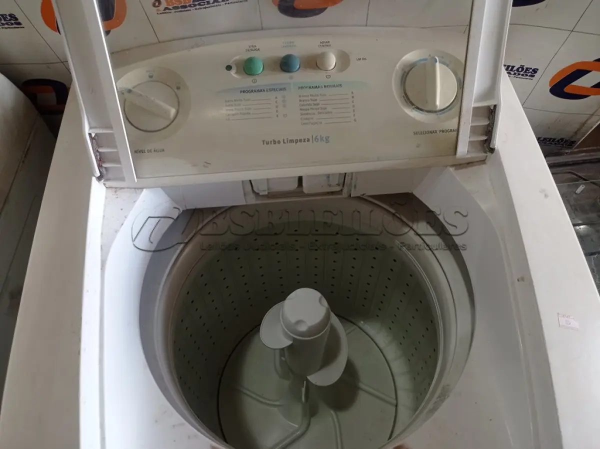 LOTE 201 - 01 MÁQUINA DE LAVAR ROUPAS MARCA ELECTROLUX CAPACIDADE 6KG 220V. (NO ESTADO) ATENÇÃO! FAZER A VISITAÇÃO ANTES DE ARREMATAR, NÃO SABEMOS SE FUNCIONA. LEILÃO NÃO TEM GARANTIA E NEM DEVOLUÇÃO, SUJEITO A POSSÍVEIS AVARIAS VISÍVEIS/OCULTAS E/OU AUSÊNCIA DE COMPONENTES.