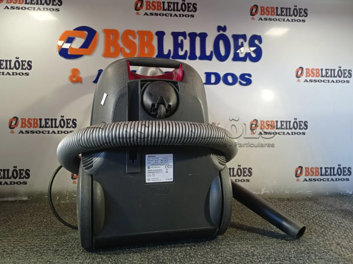 LOTE 445 - 01 ASPIRADOR DE PÓ MARCA BOSCH. (NO ESTADO) ATENÇÃO! FAZER A VISITAÇÃO ANTES DE ARREMATAR, NÃO SABEMOS SE FUNCIONA. LEILÃO NÃO TEM GARANTIA E NEM DEVOLUÇÃO, SUJEITO A POSSÍVEIS AVARIAS VISÍVEIS/OCULTAS E/OU AUSÊNCIA DE COMPONENTES.