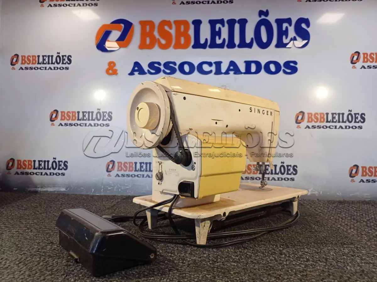 LOTE 282 - 01 MÁQUINA DE COSTURA MARCA SINGER COM PEDAL. (NO ESTADO) ATENÇÃO! FAZER A VISITAÇÃO ANTES DE ARREMATAR, NÃO SABEMOS SE FUNCIONA. LEILÃO NÃO TEM GARANTIA E NEM DEVOLUÇÃO, SUJEITO A POSSÍVEIS AVARIAS VISÍVEIS/OCULTAS E/OU AUSÊNCIA DE COMPONENTES.