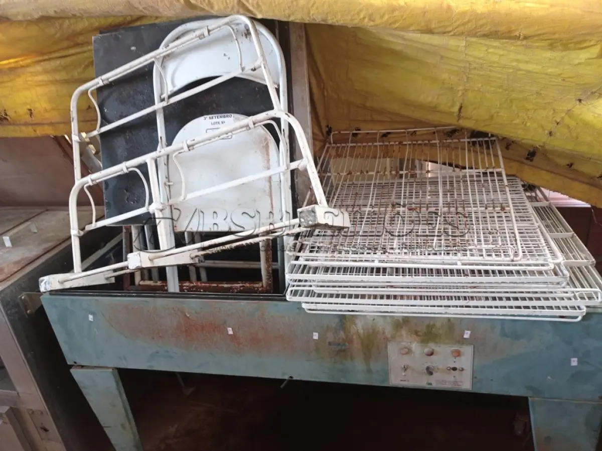 LOTE 471 - 03 MESAS E 01 CADEIRA DE FERRO, 01 DISPENSE DE PAPEL ANTIGO, VÁRIAS GRADES PARA FREEZER E 01 SUCATA DE CHURRASQUEIRA.  (NO ESTADO) ATENÇÃO! FAZER A VISITAÇÃO ANTES DE ARREMATAR, NÃO SABEMOS SE FUNCIONA. LEILÃO NÃO TEM GARANTIA E NEM DEVOLUÇÃO, SUJEITO A POSSÍVEIS AVARIAS VISÍVEIS/OCULTAS E/OU AUSÊNCIA DE COMPONENTES.
