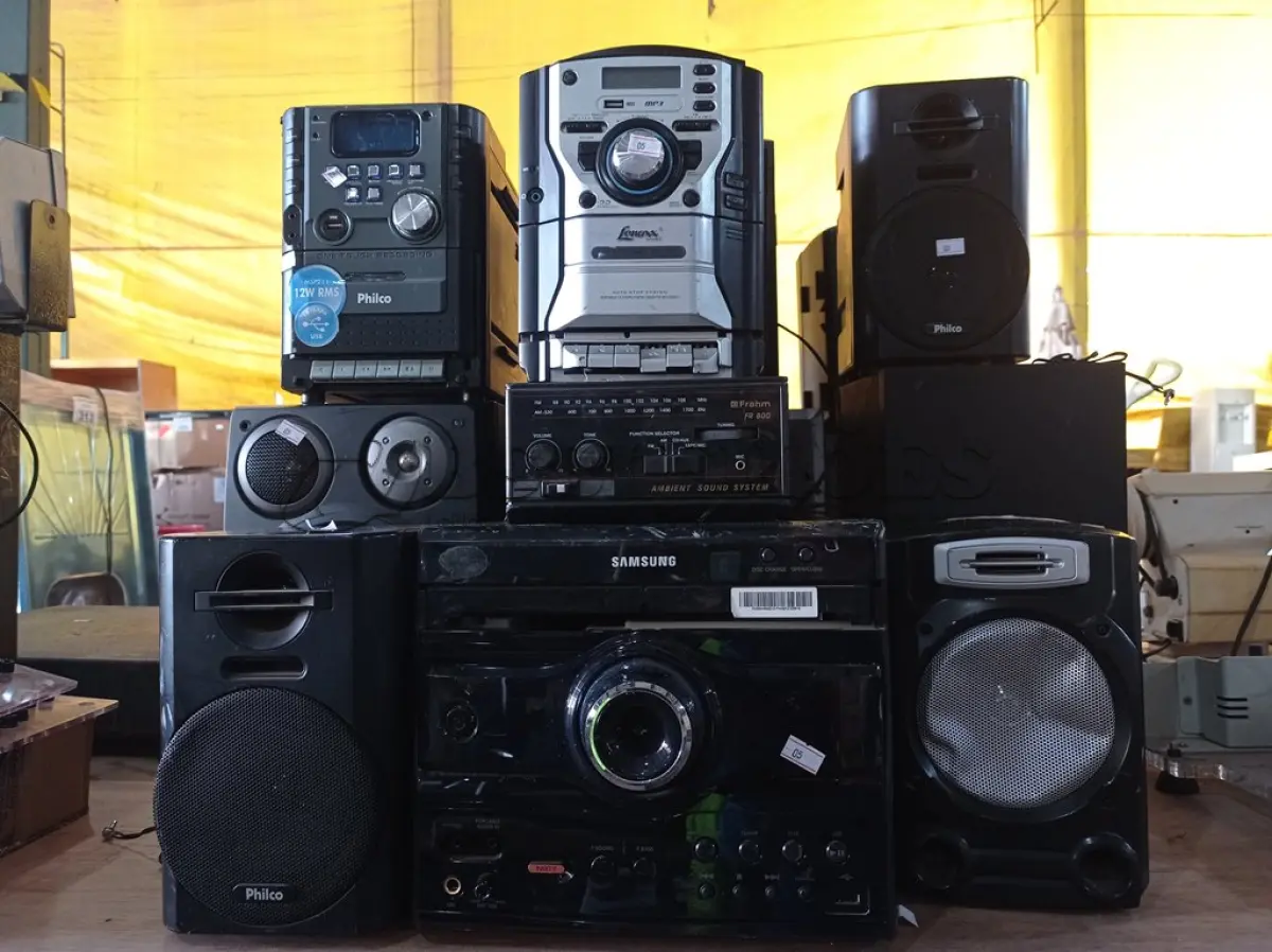 LOTE 279 - 06 APARELHOS DE SOM MARCAS E MODELOS DIVERSOS. (NO ESTADO) ATENÇÃO! FAZER A VISITAÇÃO ANTES DE ARREMATAR, NÃO SABEMOS SE FUNCIONA. LEILÃO NÃO TEM GARANTIA E NEM DEVOLUÇÃO, SUJEITO A POSSÍVEIS AVARIAS VISÍVEIS/OCULTAS E/OU AUSÊNCIA DE COMPONENTES.
